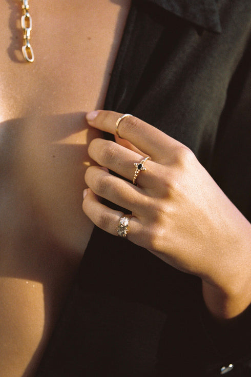 HAMMERED STAR PINKY RING GOUD
